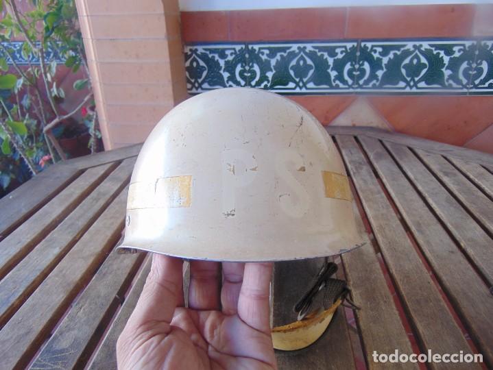 Militaria: ANTIGUO CASCO COLOR BLANCO CON SEÑALES DE HABER TENIDO, PS P S, PUESTO DE SEGURIDAD ?? - Foto 7 - 216362007
