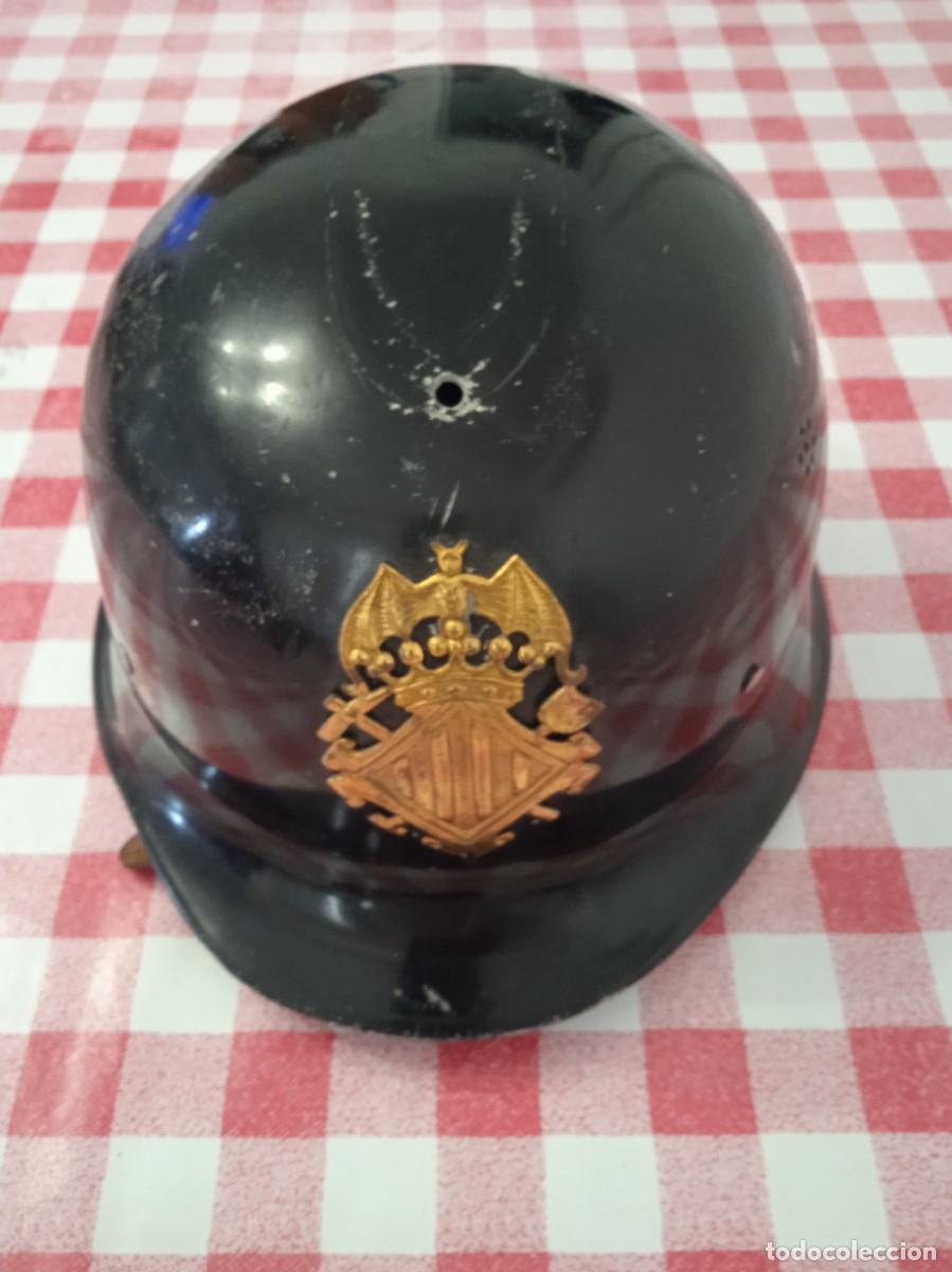Militaria: Casco de bombero de ayuntamiento - Foto 1