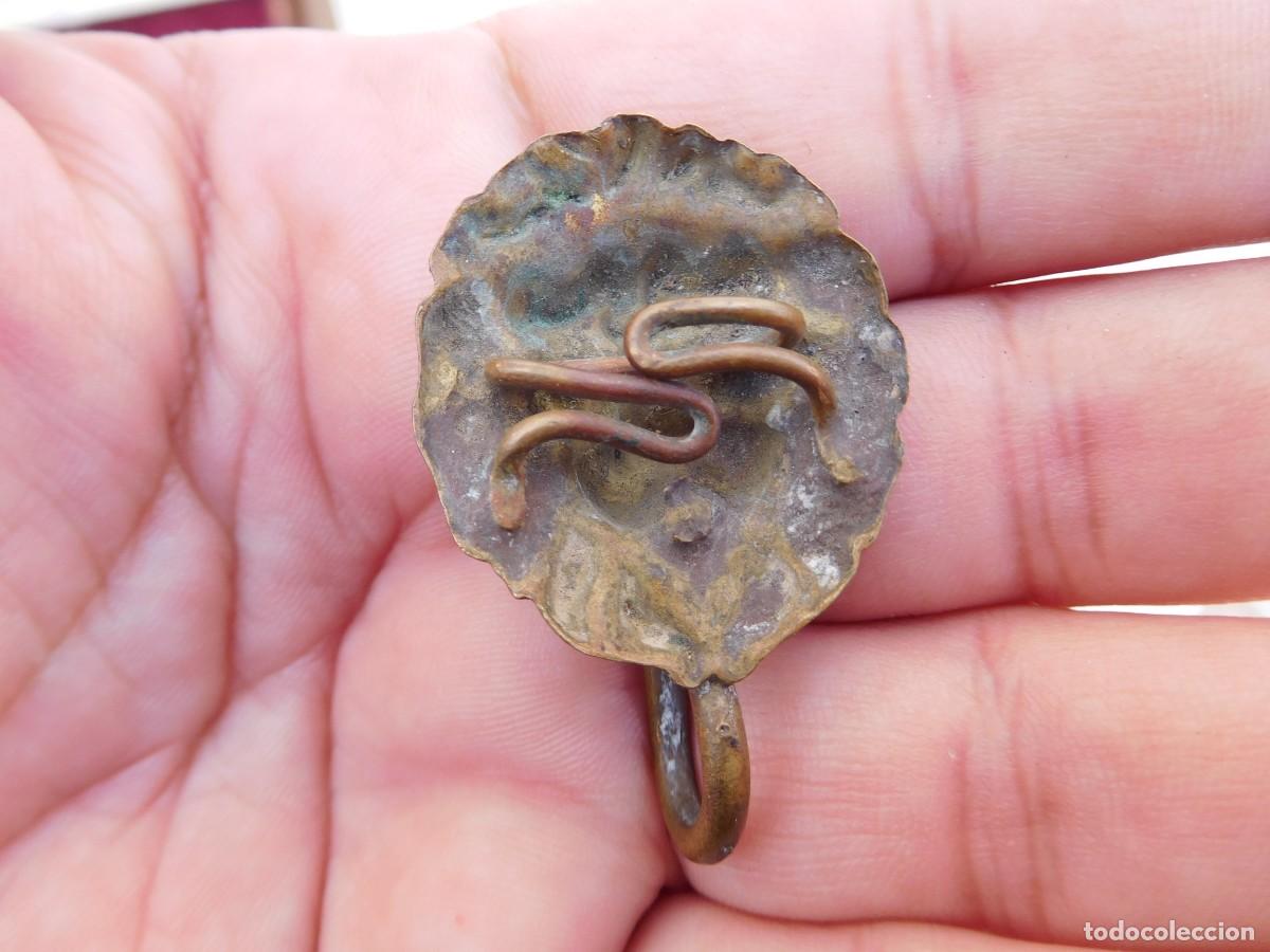 Militaria: Pieza antigua de bronce para casco - Foto 3