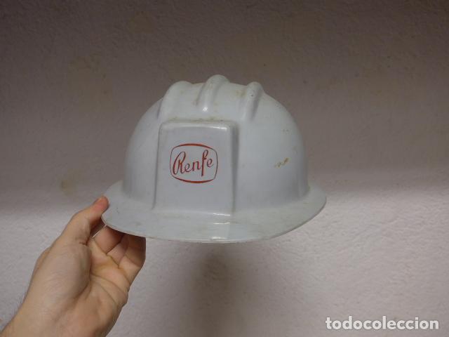 Militaria: Antiguo casco espa&ntilde;ol de la Renfe, original. Ferroviario. Tren.