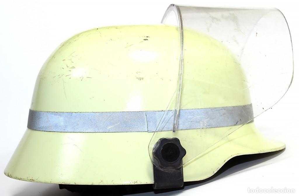 Militaria: Casco de bombero alem&aacute;n - Foto 1