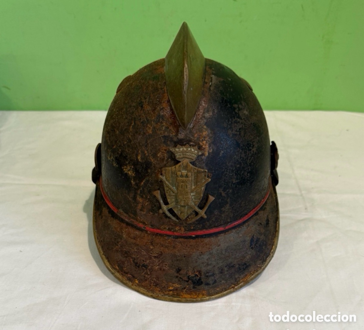 Militaria: Casco antiguo de bomberos espa&ntilde;ol met&aacute;lico con cresta finales siglo XIX