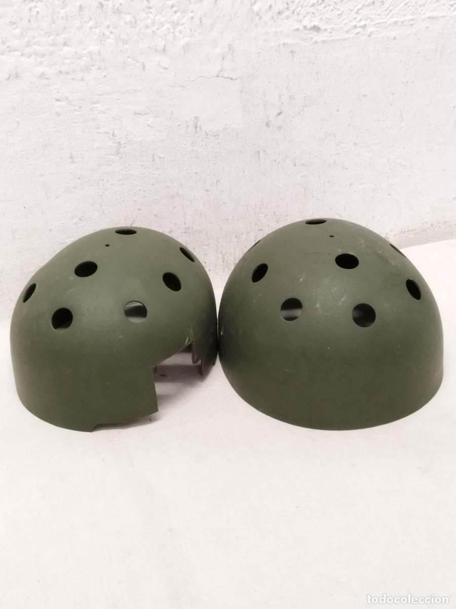 Militaria: Dos restos cascos militares a identificar.