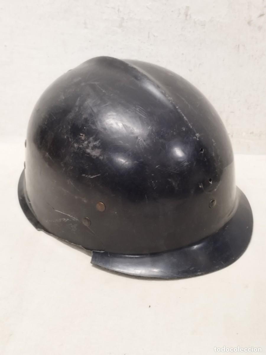 Militaria: Antiguo casco militar o polic&iacute;a belga. Con rotura. A&ntilde;o 1962.