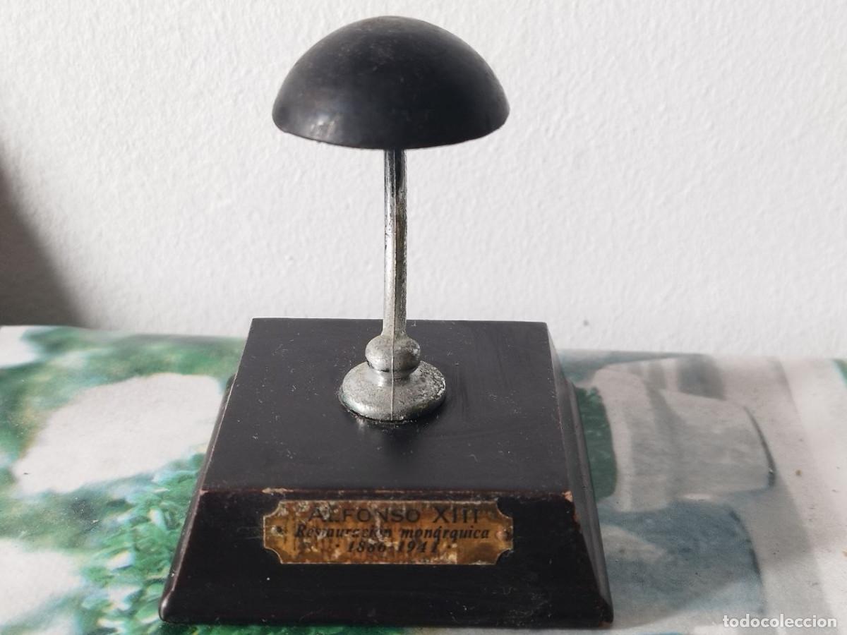 Militaria: Base del Casco de Alfonso XIII de la Colecci&oacute;n de Cascos de Salvat