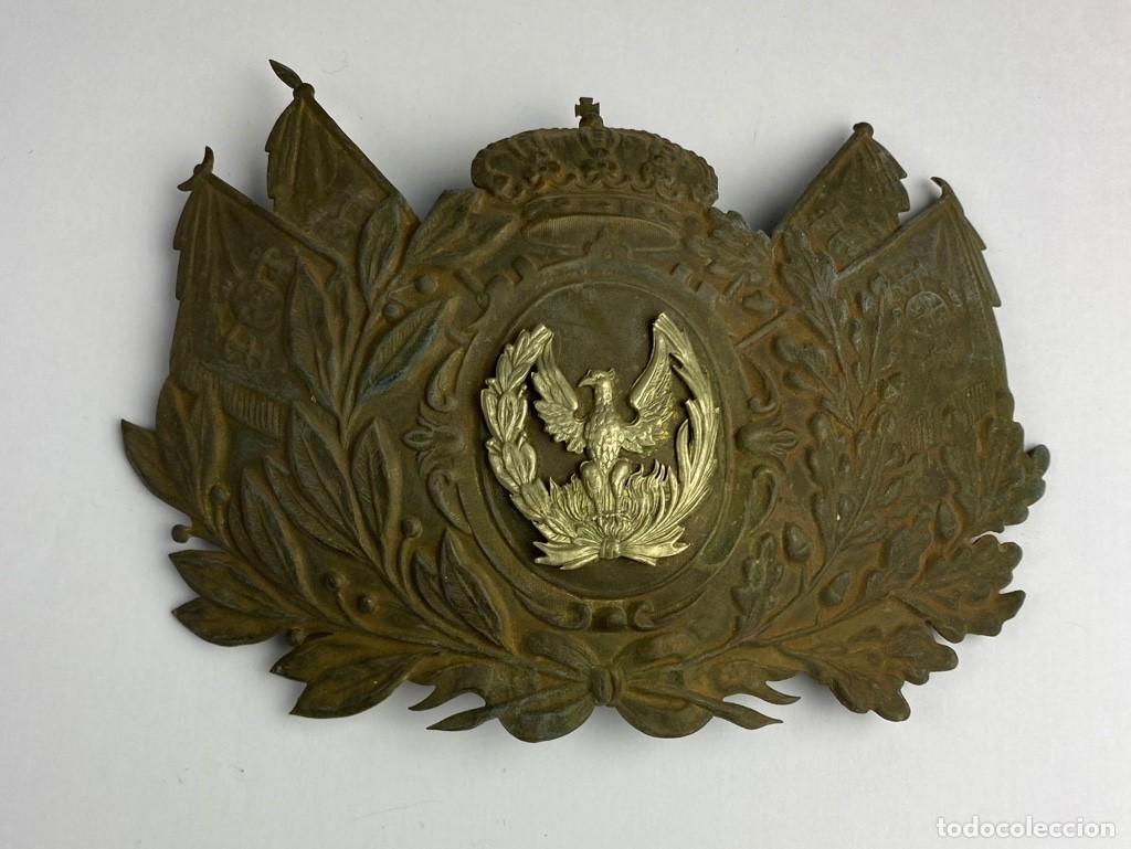 Militaria: Placa frontal para casco met&aacute;lico de Caballer&iacute;a Espa&ntilde;a Regimiento de Caballer&iacute;a Numancia