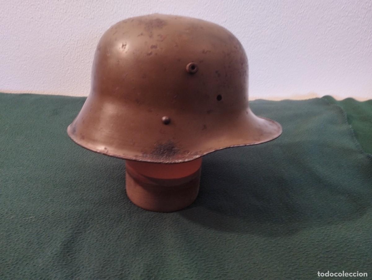 Militaria: Casco alem&aacute;n &laquo; Stahlhelm &raquo; M/16, color verde original de la Primera Guerra Mundial