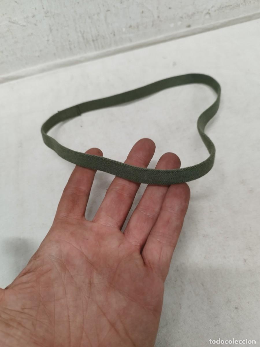 Militaria: Goma para casco militar.
