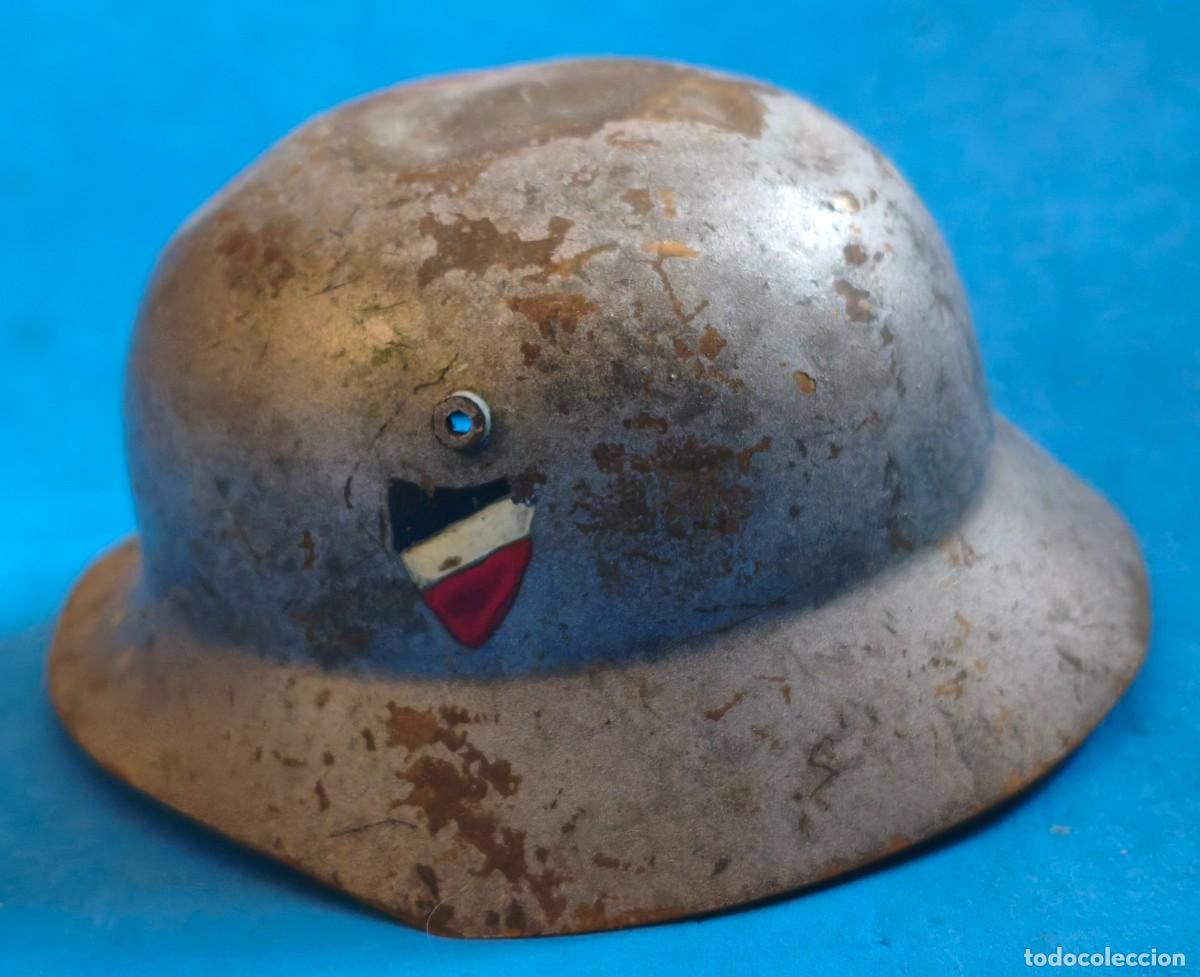 Militaria: Antiguo casco en miniatura alem&aacute;n.