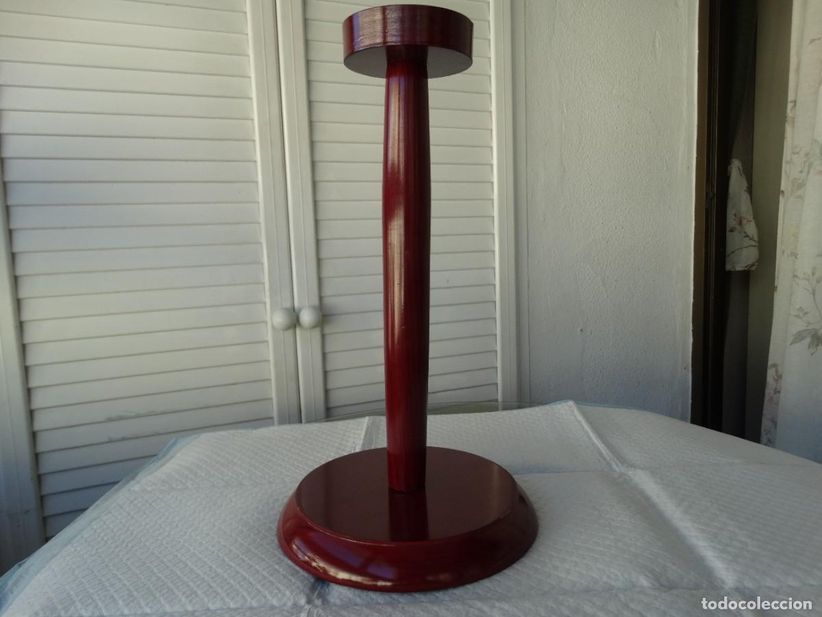 Militaria: SOPORTE DE MADERA PARA CASCOS
