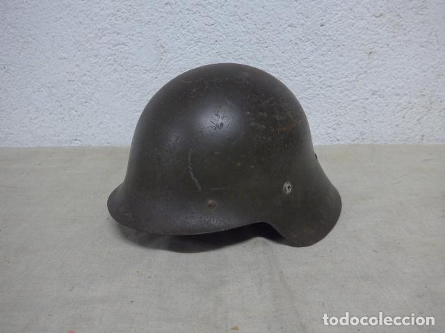 Militaria: Antiguo casco m-26 con alas en color verde gris y interior, trubia, guerra civil. Nunca reutilizado