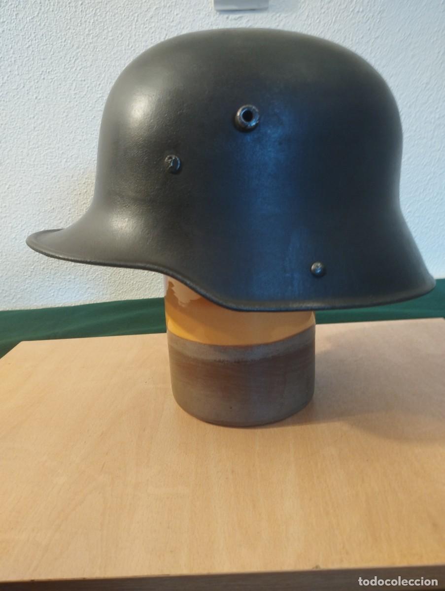 Militaria: Casco alem&aacute;n M/16 Stahlhelm, color verde/gris, de la Primera Guerra Mundial.