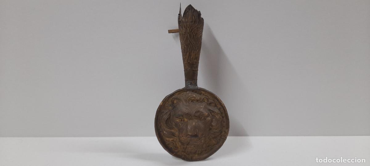 Militaria: MUY ANTIGUO PENACHO / PLUMERO PARA GORRO - CASCO MILITAR - CABEZA DE LEON . REALIZADO EN LATON .