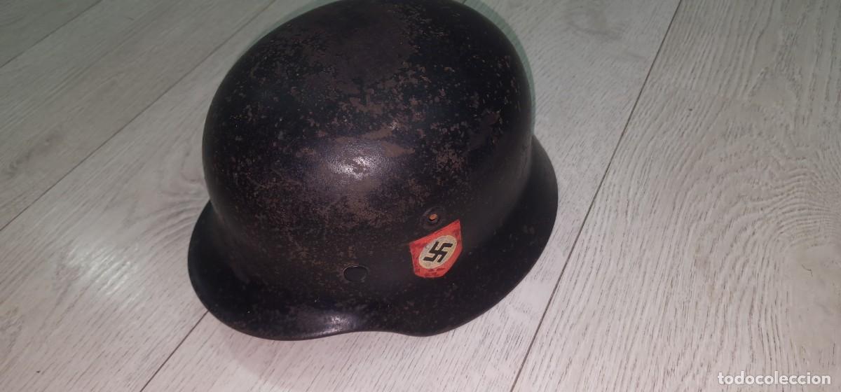 Militaria: Olla de acero original de la Segunda Guerra Mundial (Lote 244Z). Pintura, calca e interior de cuero