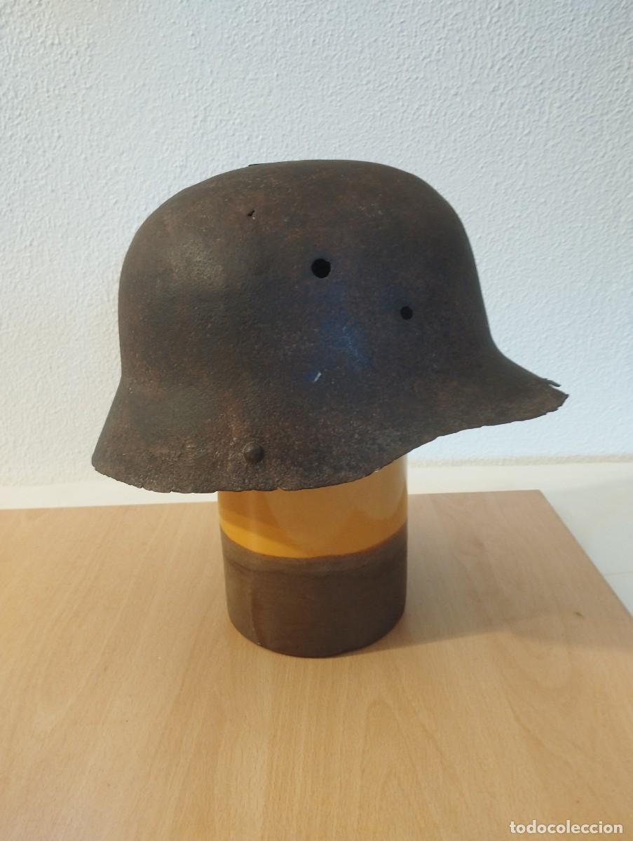 Militaria: Casco alem&aacute;n &laquo;Stahlhelm&raquo; M/16, de color verde, de la Primera Guerra Mundial; procedente de excavaci&oacute;