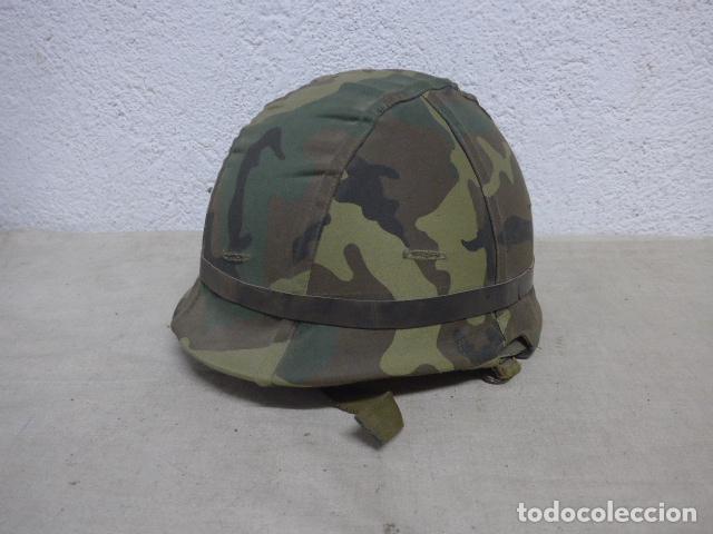 Militaria: Antiguo casco espa&ntilde;ol M-1 de paracaidista 1er modelo, con funda de camuflaje boscoso. BRIPAC