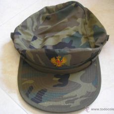 Descarga Sombrero Militar Con Diseño Rojo, Negro Y Amarillo Y Estrella