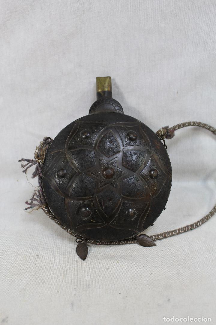 Militaria: cantimplora polvorera antigua de metal - Foto 1