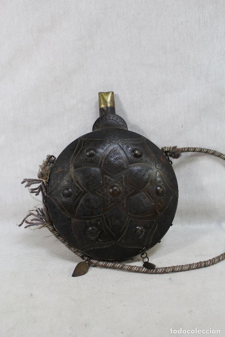 Militaria: cantimplora polvorera antigua de metal - Foto 2