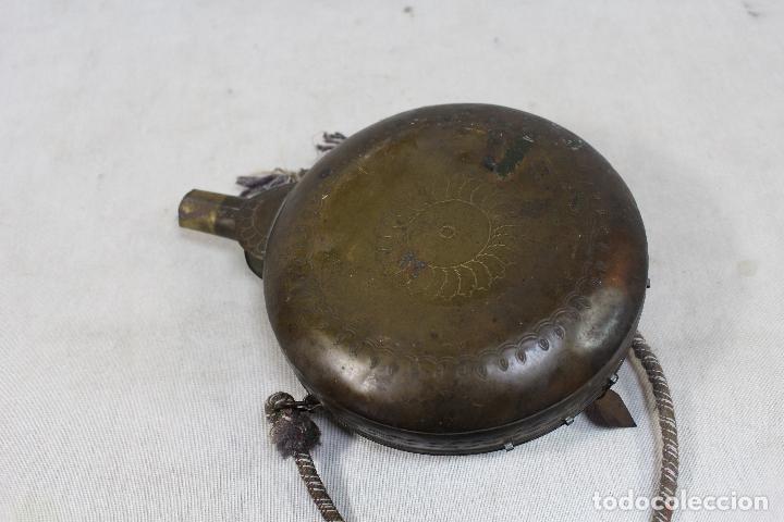 Militaria: cantimplora polvorera antigua de metal - Foto 4