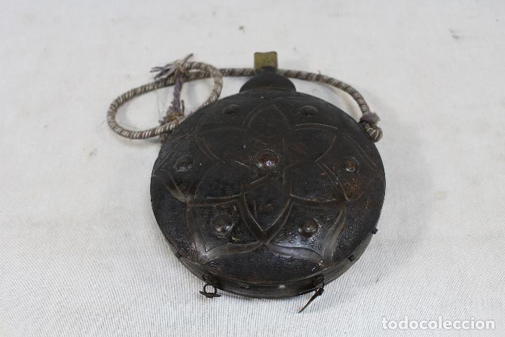 Militaria: cantimplora polvorera antigua de metal - Foto 5
