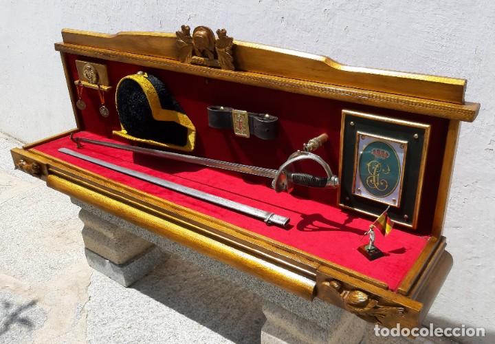 Militaria: Vitrina con tem&aacute;tica militar - Foto 2