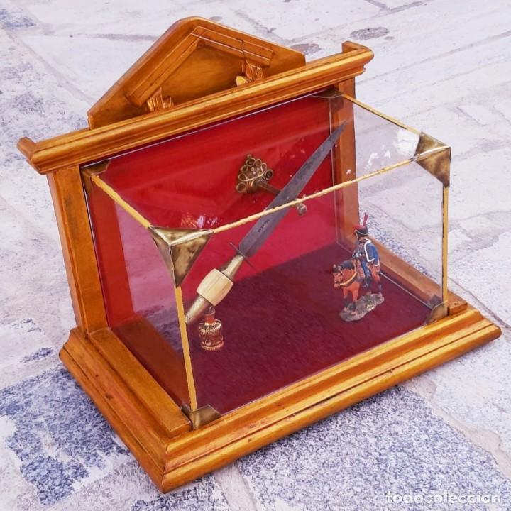 Militaria: Vitrina con tem&aacute;tica militar - Foto 1