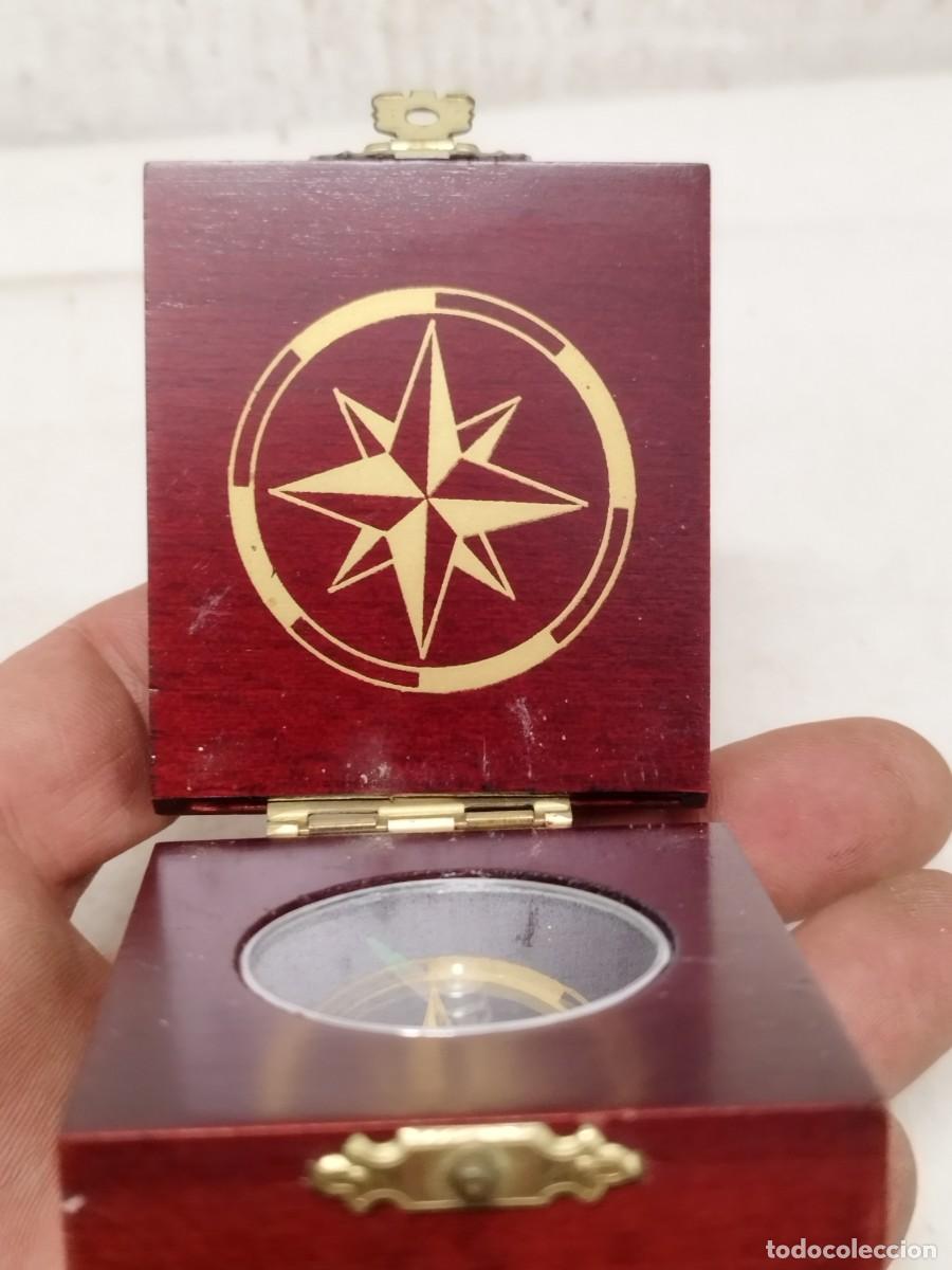 Militaria: Antigua br&uacute;jula de madera funcionando. - Foto 3
