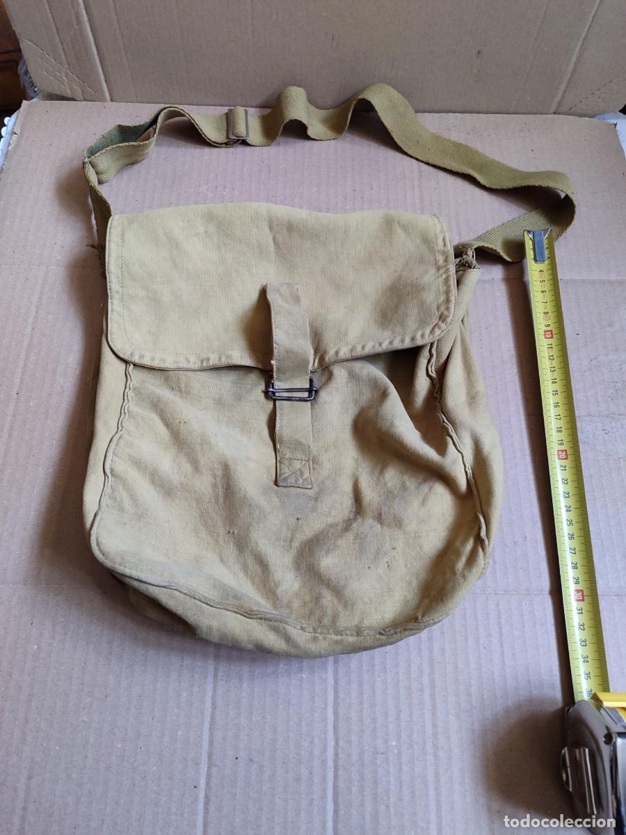 Militaria: Antiguo macuto militar de tela con dos compartimentos en el interior