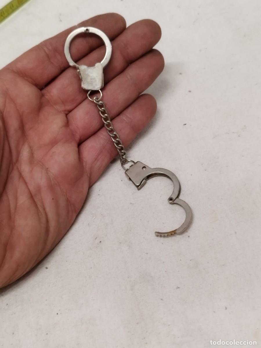 Militaria: Antiguas peque&ntilde;as esposas, grilletes de dedos.