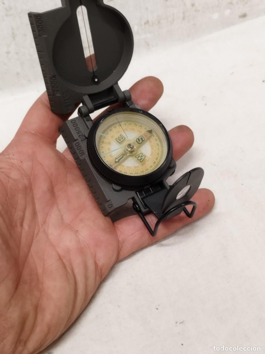 Militaria: Br&uacute;jula Decathlon a calibrar.