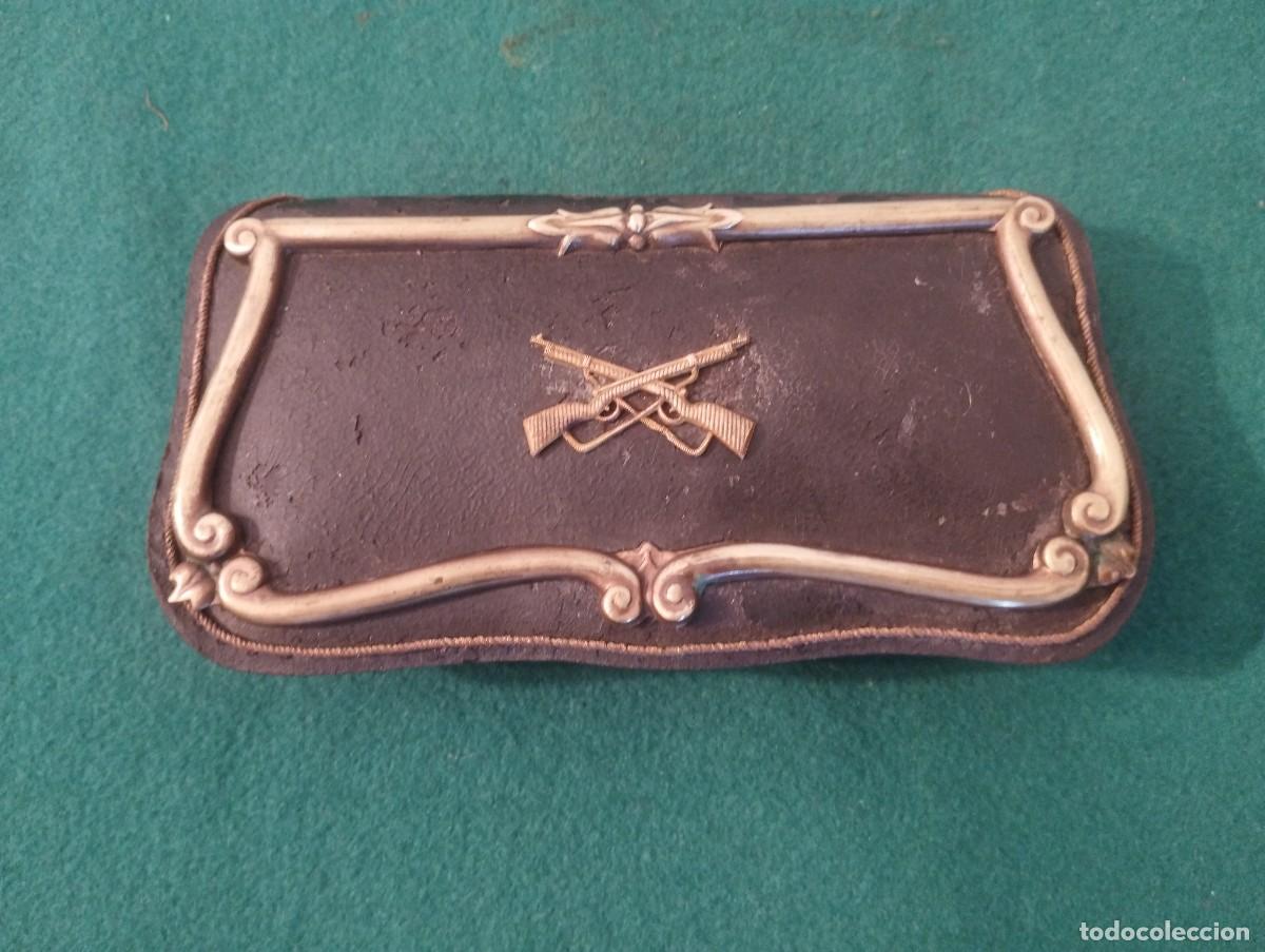 Militaria: Cartuchera de cuero y lat&oacute;n para oficial de infanter&iacute;a portugu&eacute;s, uniforme de gala, d&eacute;cada de 1940.