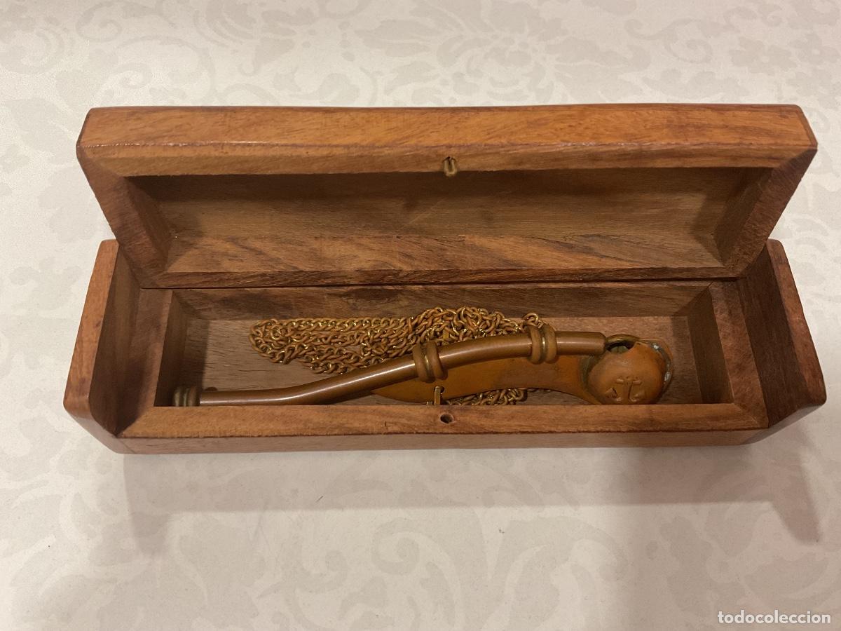 Militaria: Chifle o silbato de marina en caja de madera