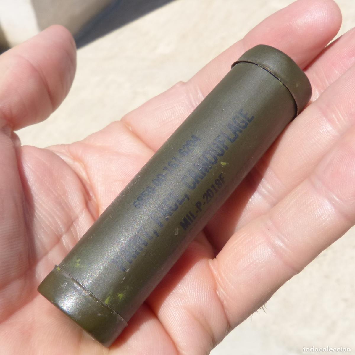 Militaria: Bote de metal o tubo de pintura de camuflaje militar con 2 tonalidades. 41gr.