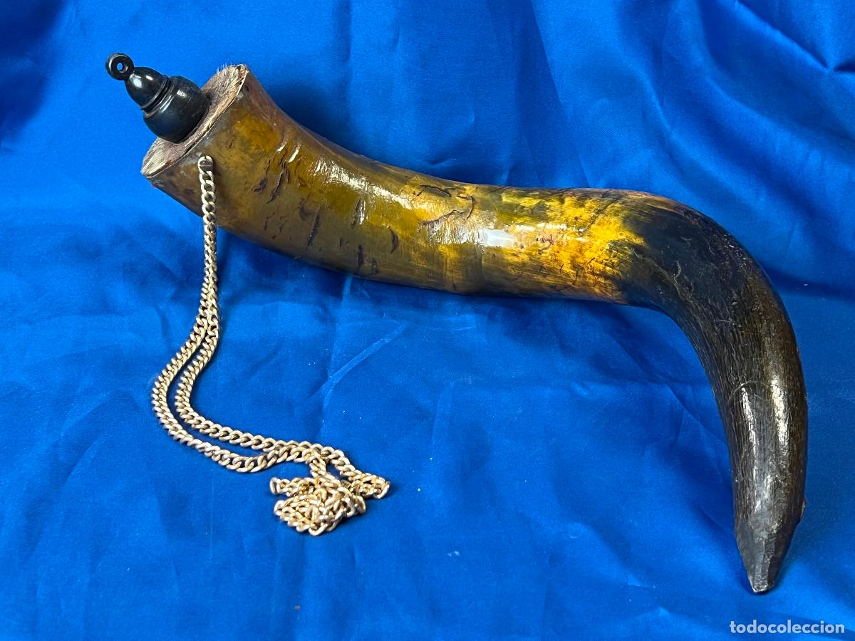 Militaria: Antigua Polvorera de Cuerno de Toro Aut&eacute;ntico. Frasco de P&oacute;lvora Vintage con Cadena