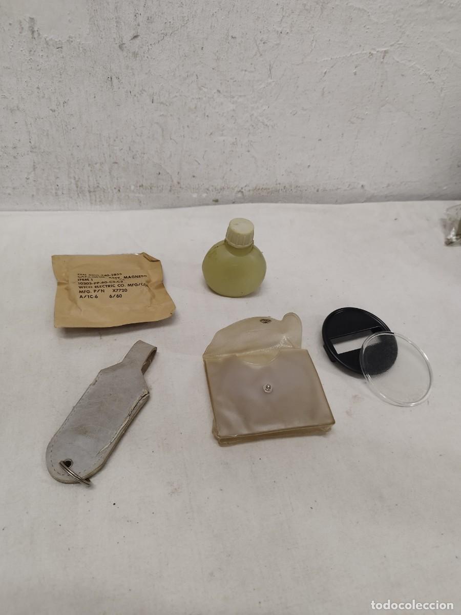 Militaria: Lote de objetos militares. Como una botella de liberaci&oacute;n china de limpieza armamento.