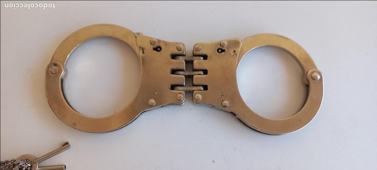 Militaria: Esposas o grilletes de metal, de bisagra, con dos llaves.