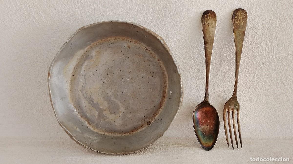 Military Antiques: Lote de plato y cubiertos de soldado. Guerra civil espa&ntilde;ola. Iniciales grabada arte de trinchera.