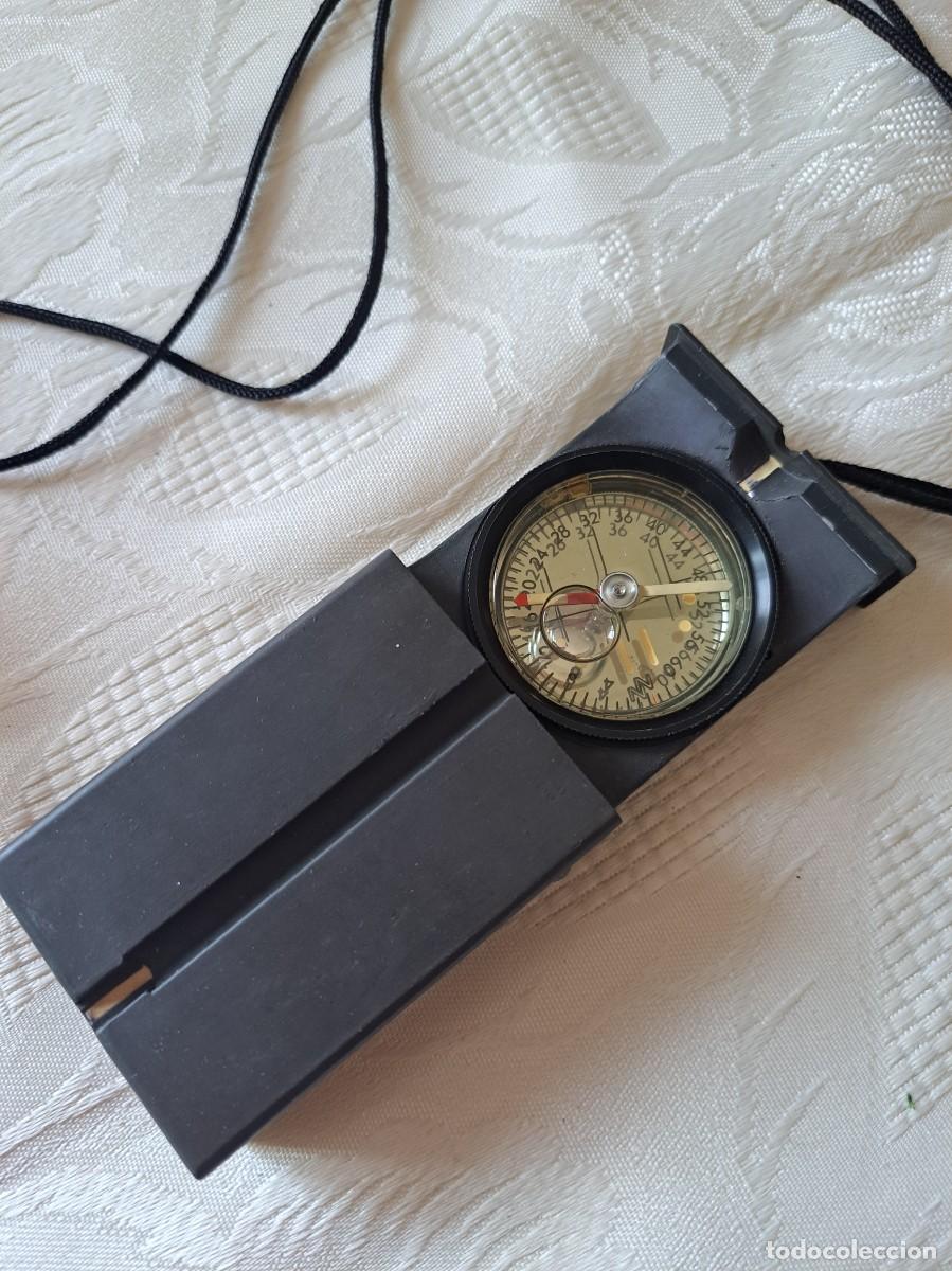 Militaria: Antigua Br&uacute;jula Militar Met&aacute;lica Suiza, Recta - con funda de cuero original.