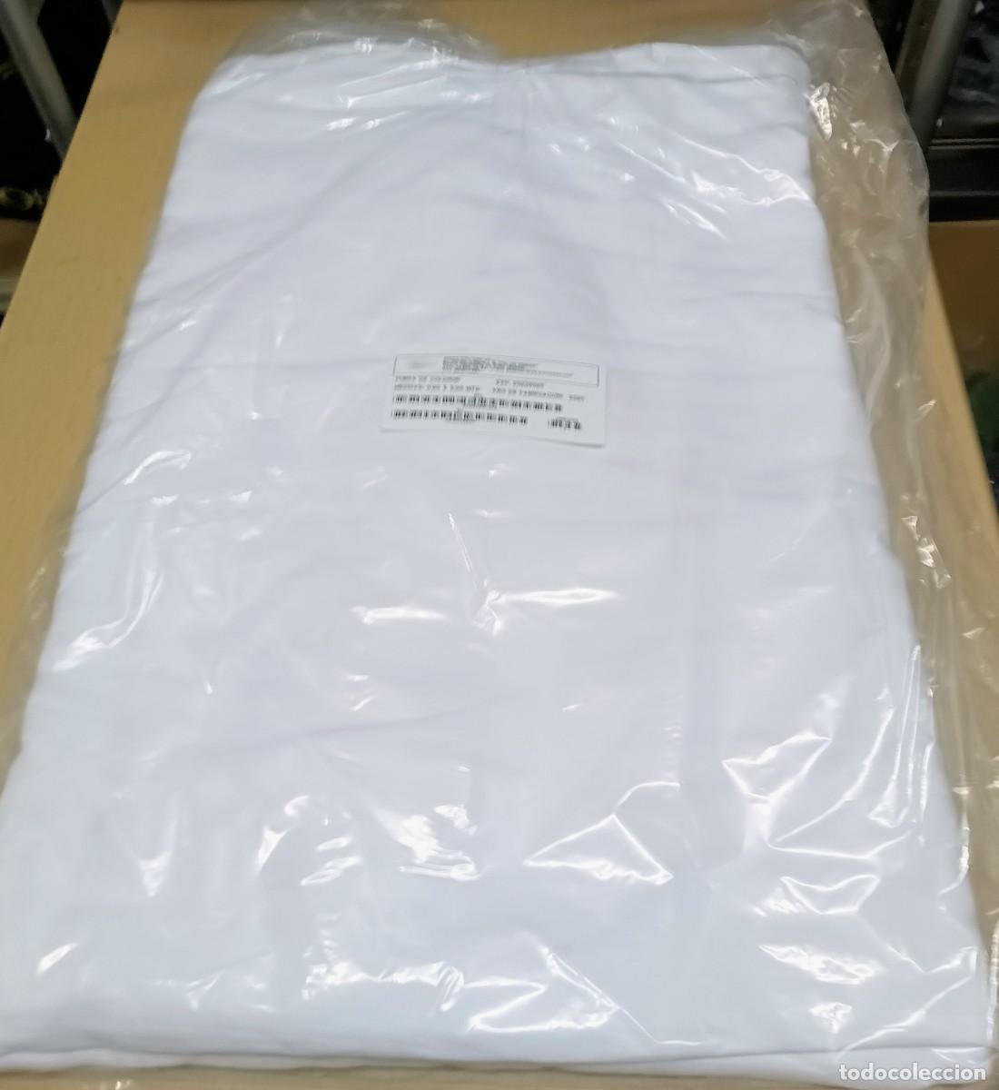 Militaria: Colcha de cama del Ejercito del Aire color blanco, con roquisqui bordado en su parte central
