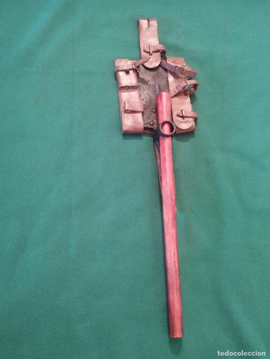 Militaria: Funda inflada y bayoneta militar portuguesa.