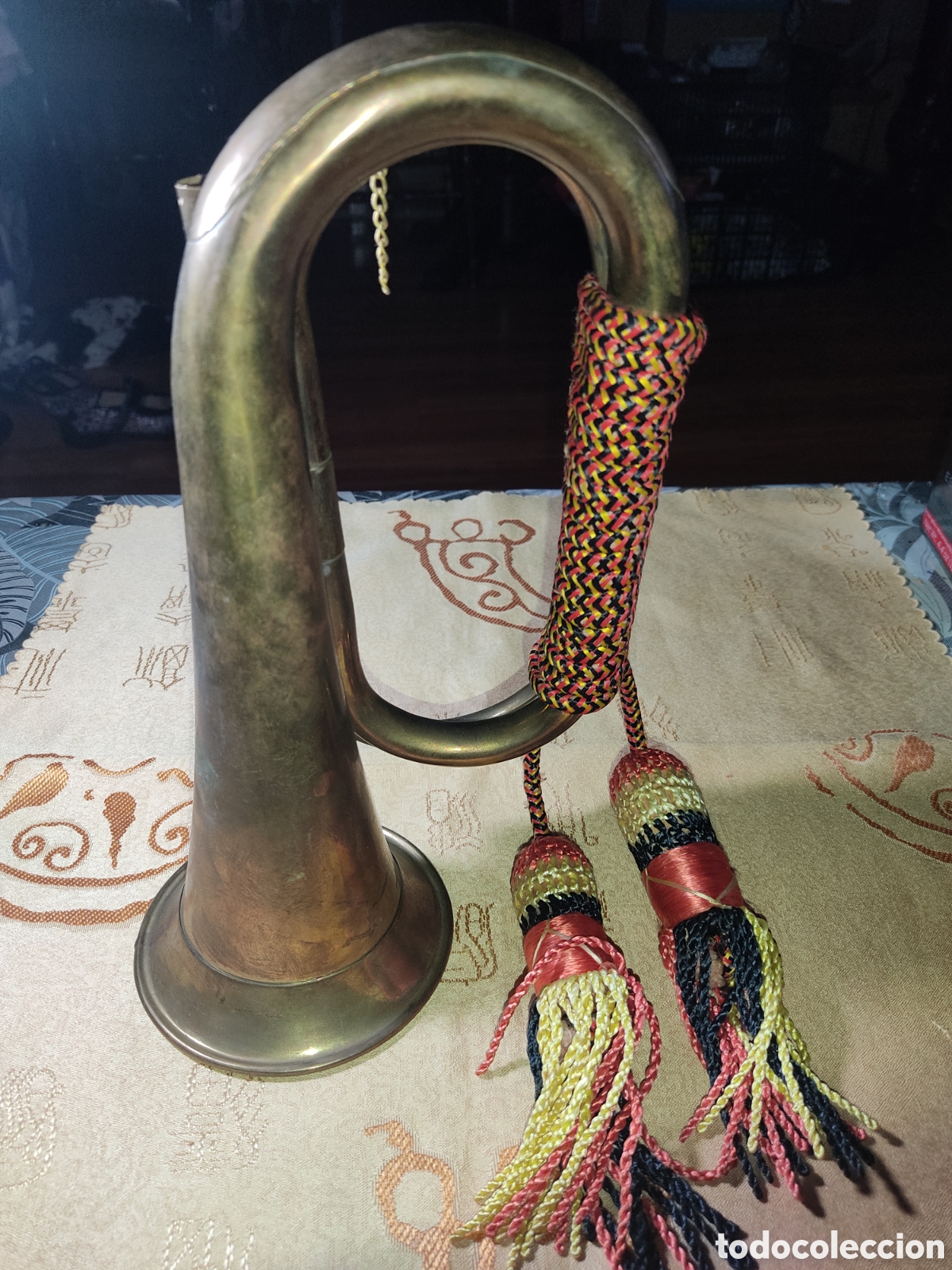 Militaria: Corneta militar de lat&oacute;n con borlas,Leer descripcion.
