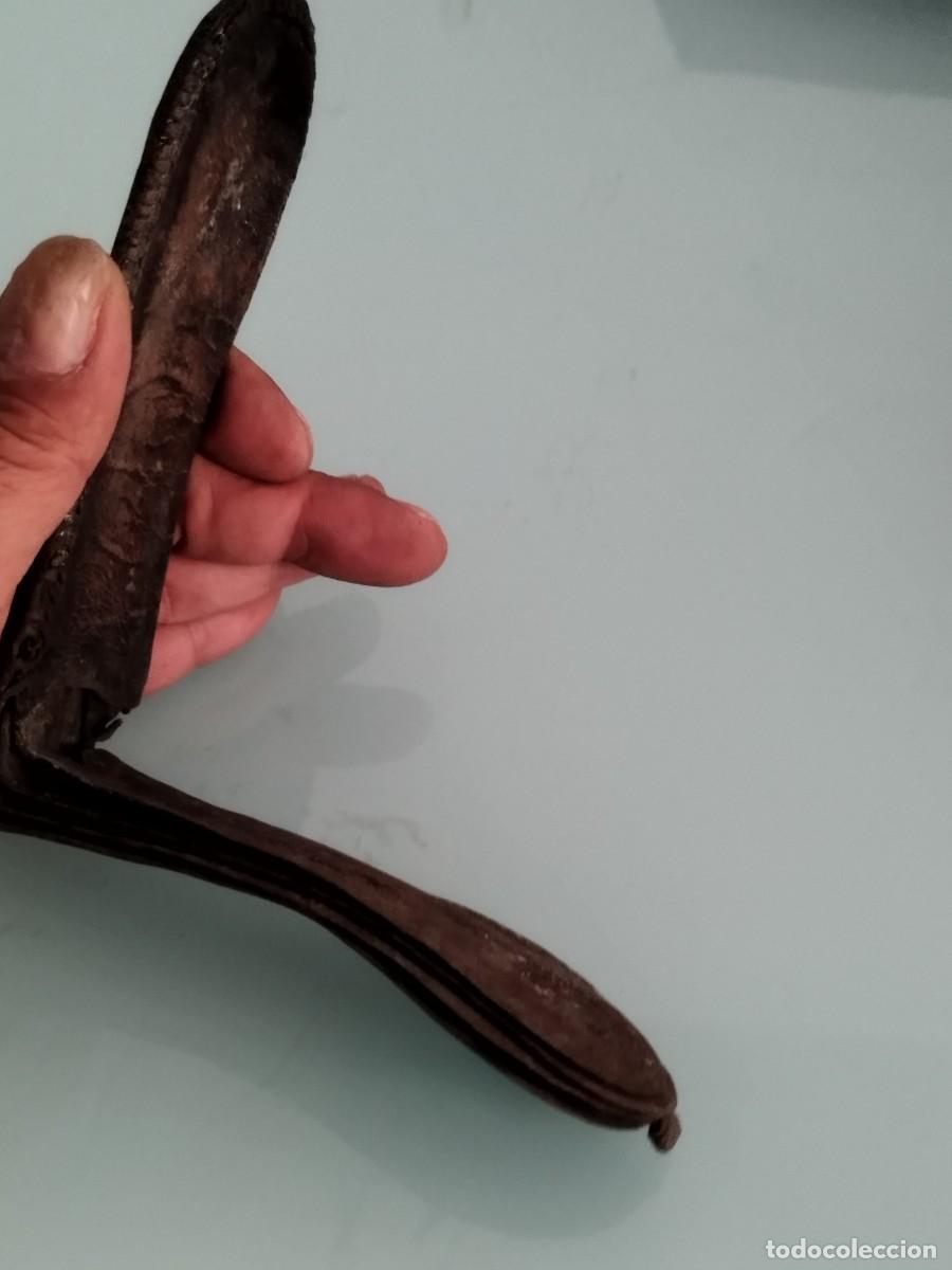 Militaria: Antiguo trozo de cuero a identificar. Caballeria?