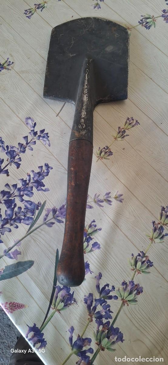 Militaria: Pala de combate o trinchera con iniciales