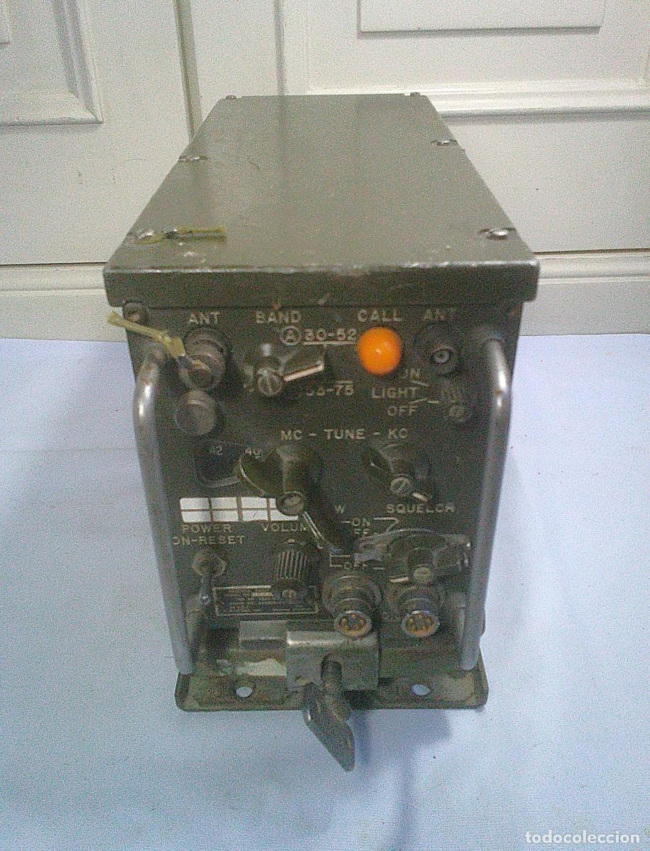 Militaria: RECEPTOR DE RADIO USA R-442 DE LA SERIE AN/VRC CON BANDEJA PARA VEHICULO COMPLETO