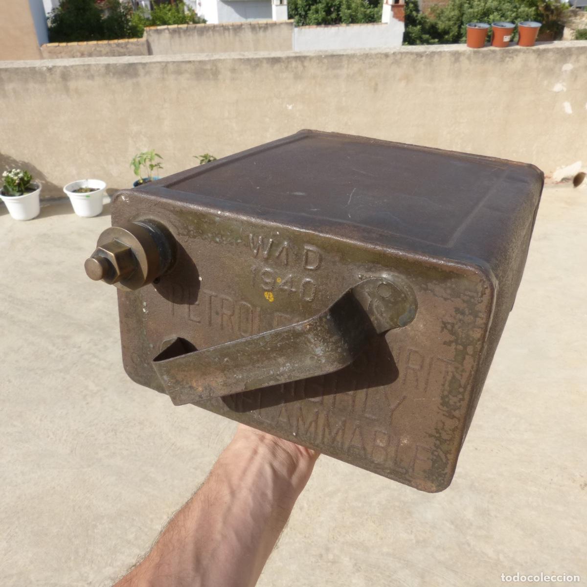 Militaria: Ejercito britanico bidon o lata de combustible, gasolina, W D 1940, petroleum spirit. 1586gr, vacia.