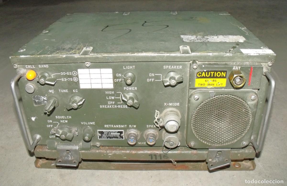 Militaria: TRANSMISOR RECEPTOR RT-524 DE LA SERIE AN/VRC CON BANDEJA PARA VEHICULO COMPLETO