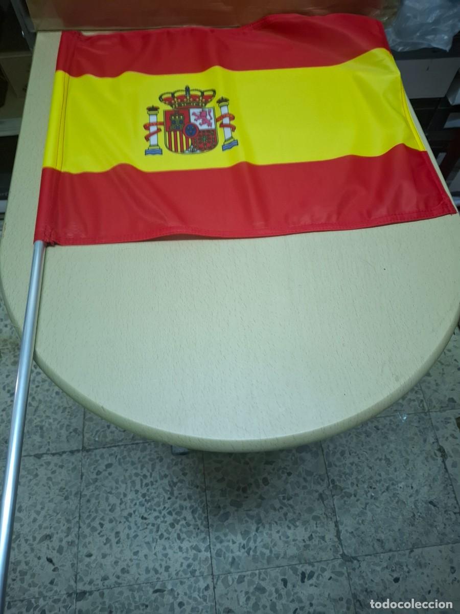 Militaria: 3 Banderas de Espa&ntilde;a de 40x50 con m&aacute;stil de aluminio 75 centimetros