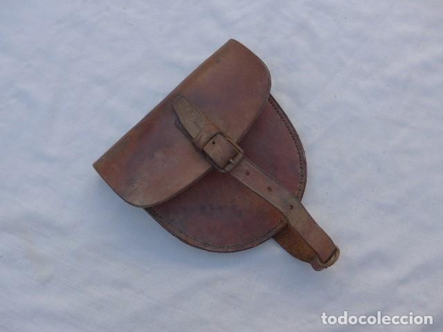 Militaria: ANTIGUO PORTA HERRADURAS CUERO MARRON CARTUCHERA PORTA HERRADURA