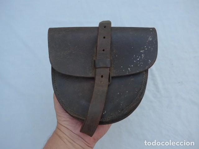 Militaria: ANTIGUO PORTA HERRADURAS CUERO CARTUCHERA PORTA HERRADURA